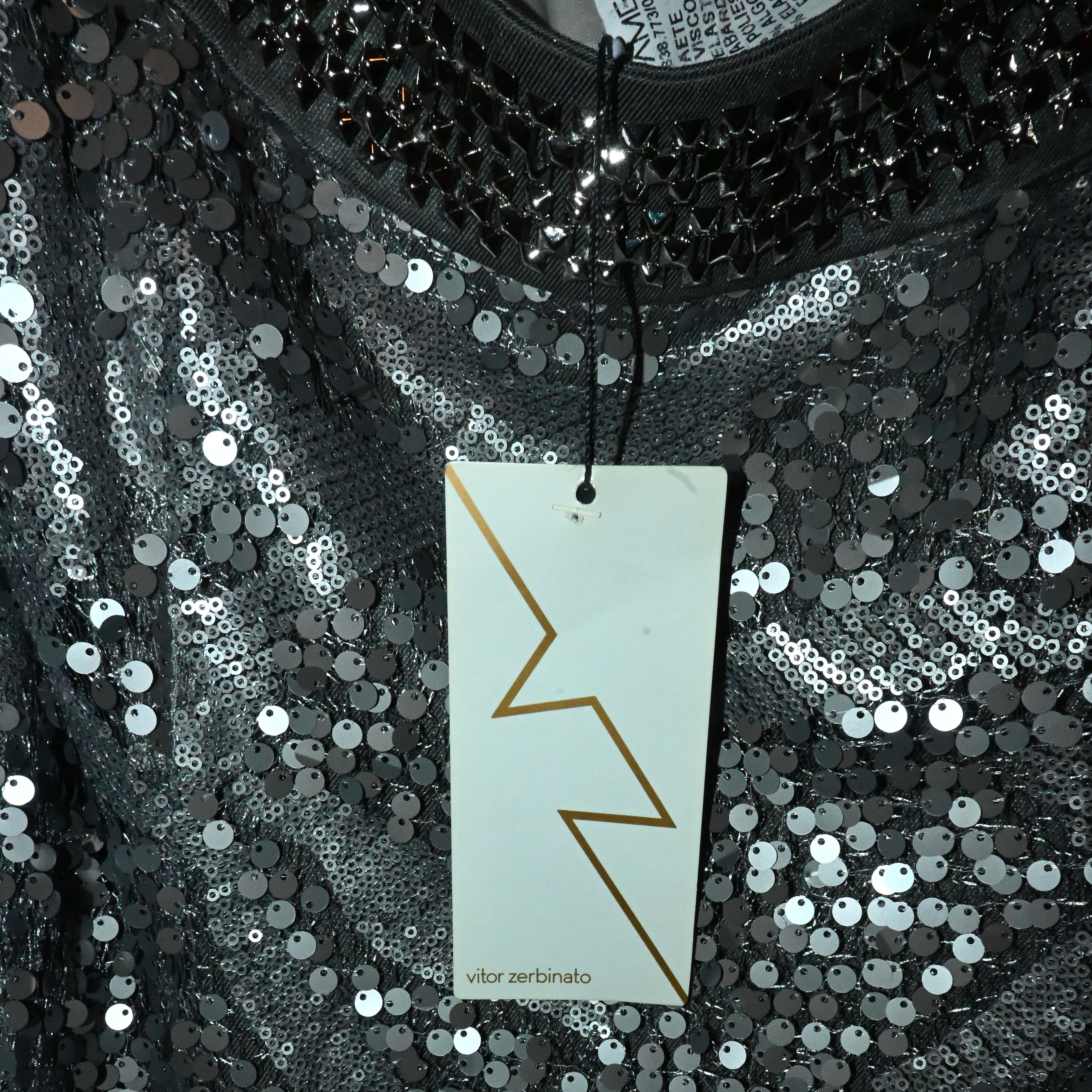 Vestido de festa prateado com lantejoulas