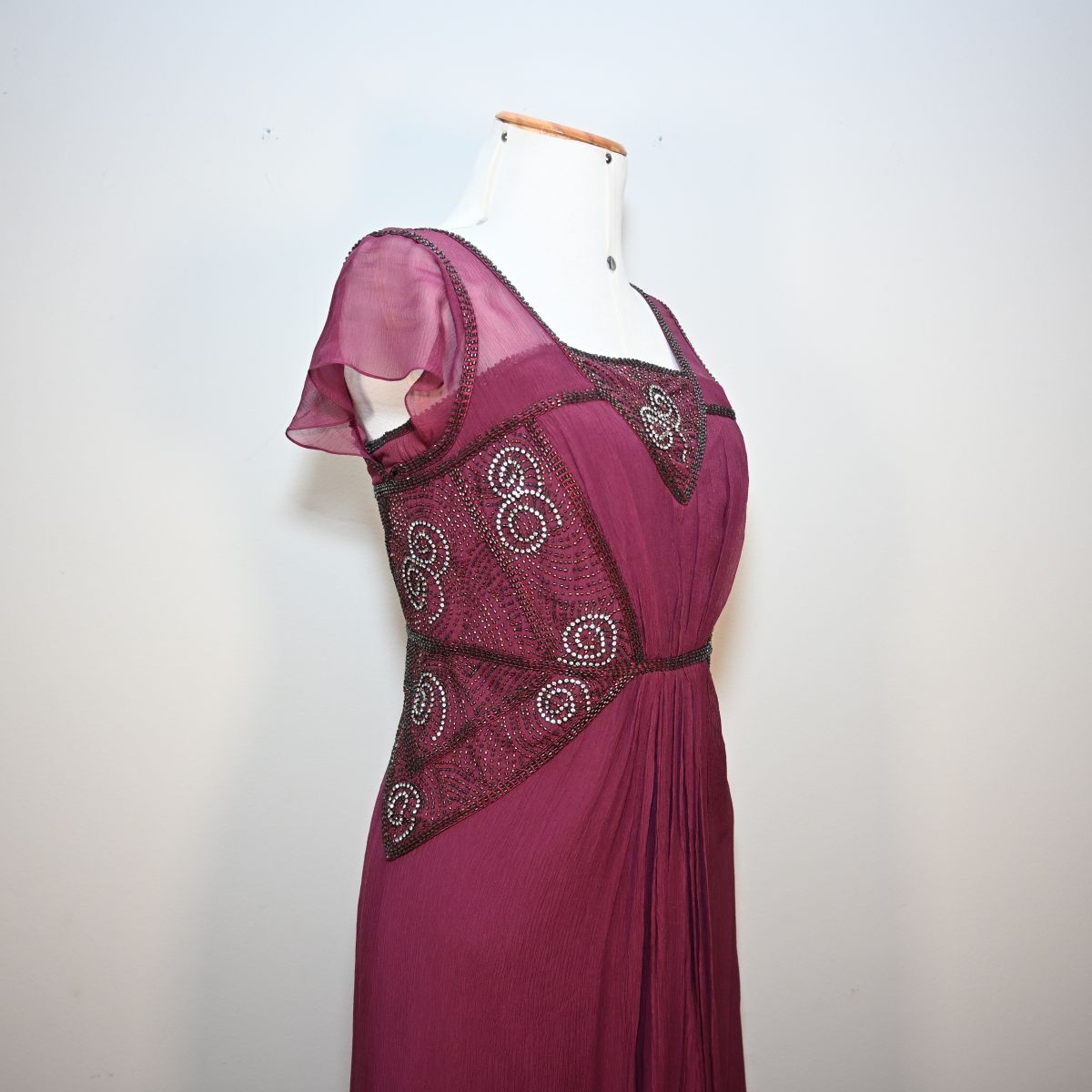Vestido de festa curto vinho com bordado