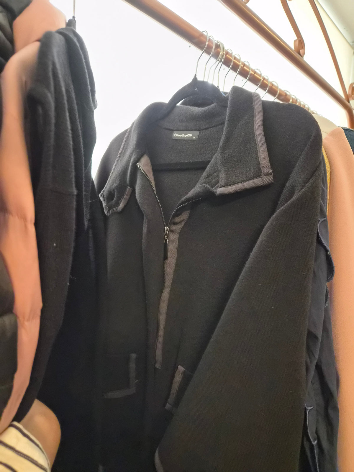 Poncho preto com ziper
